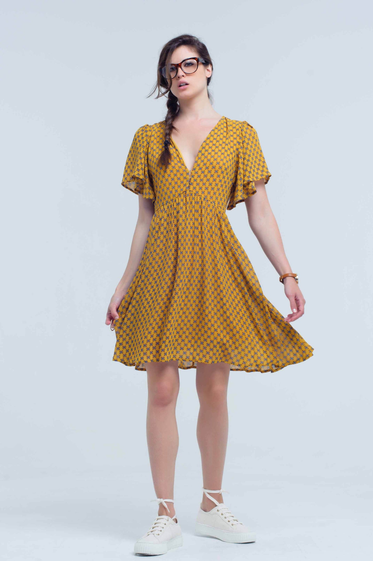 Robe jaune avec vol et motif géométrique