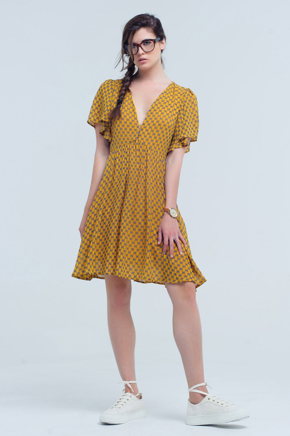 Robe jaune avec vol et motif géométrique