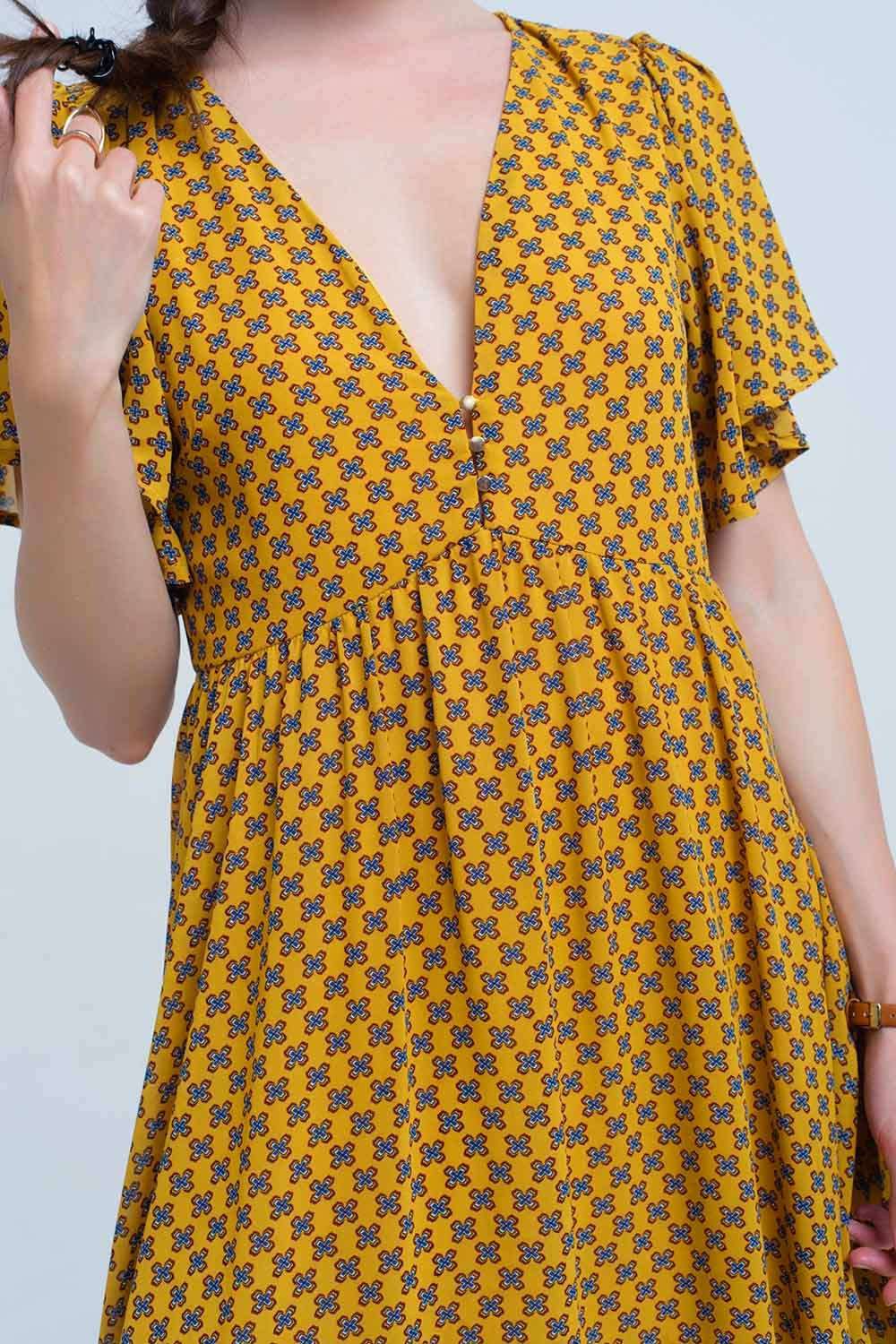 Robe jaune avec vol et motif géométrique