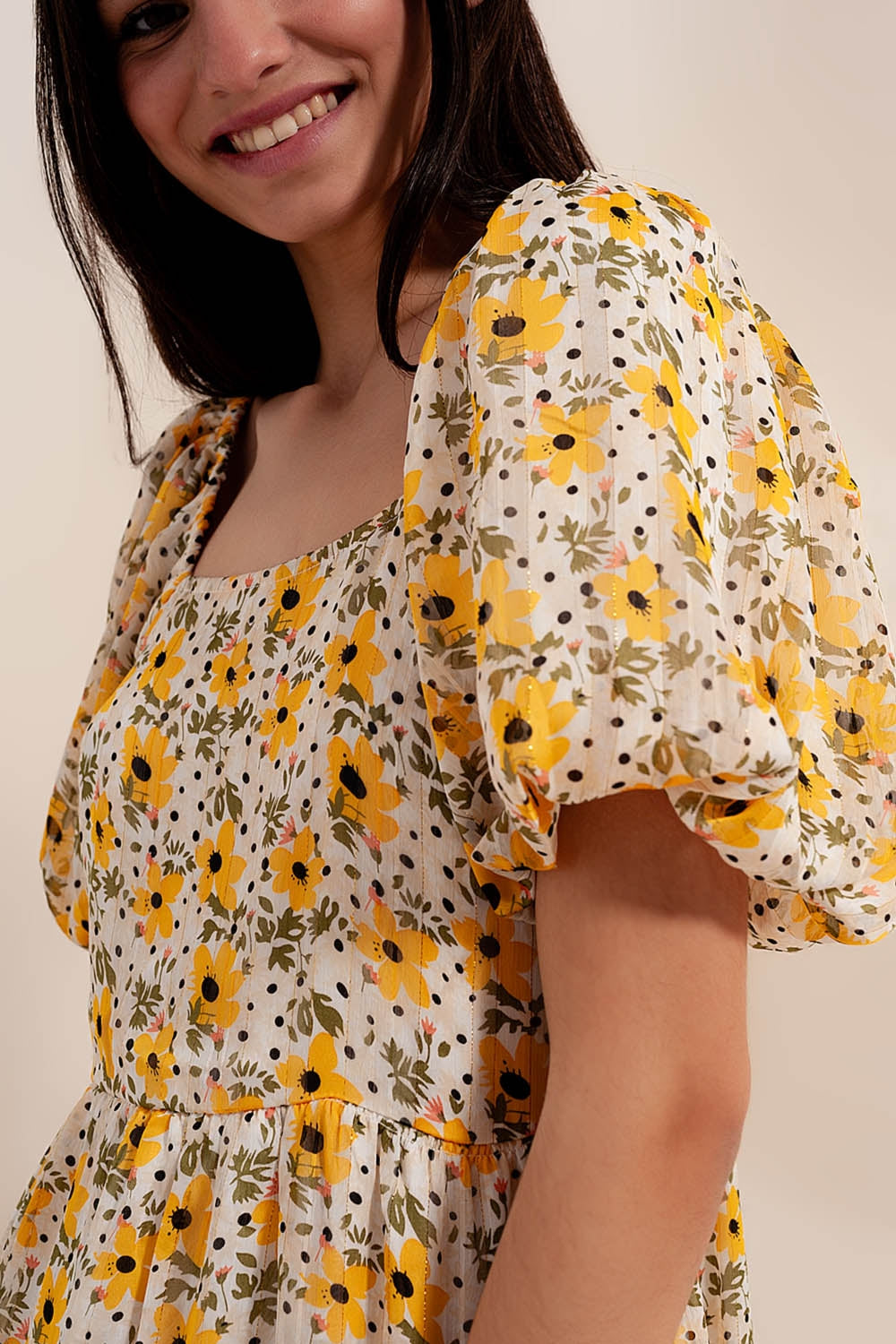 Robe jaune large à manches bouffantes