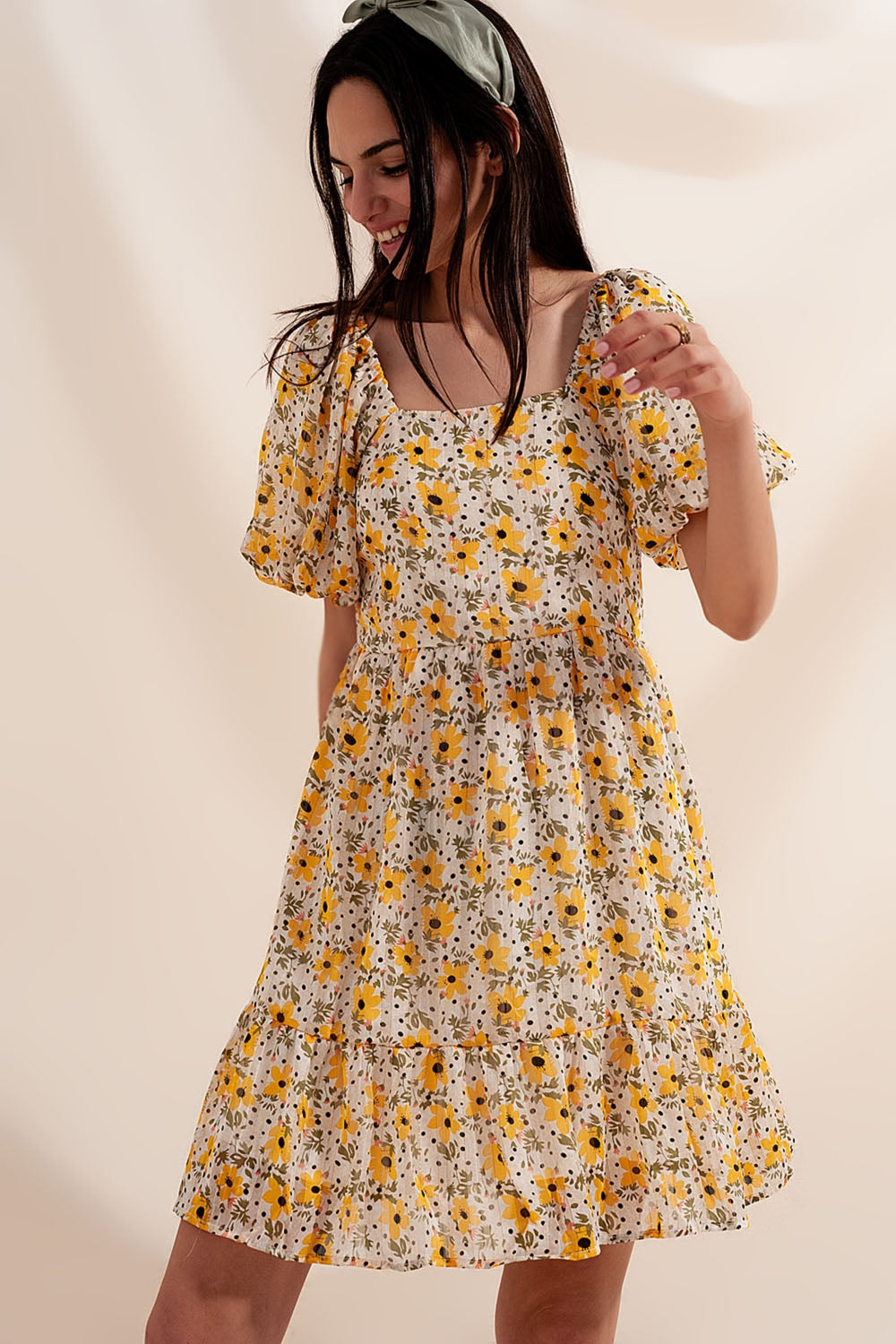 Robe jaune large à manches bouffantes
