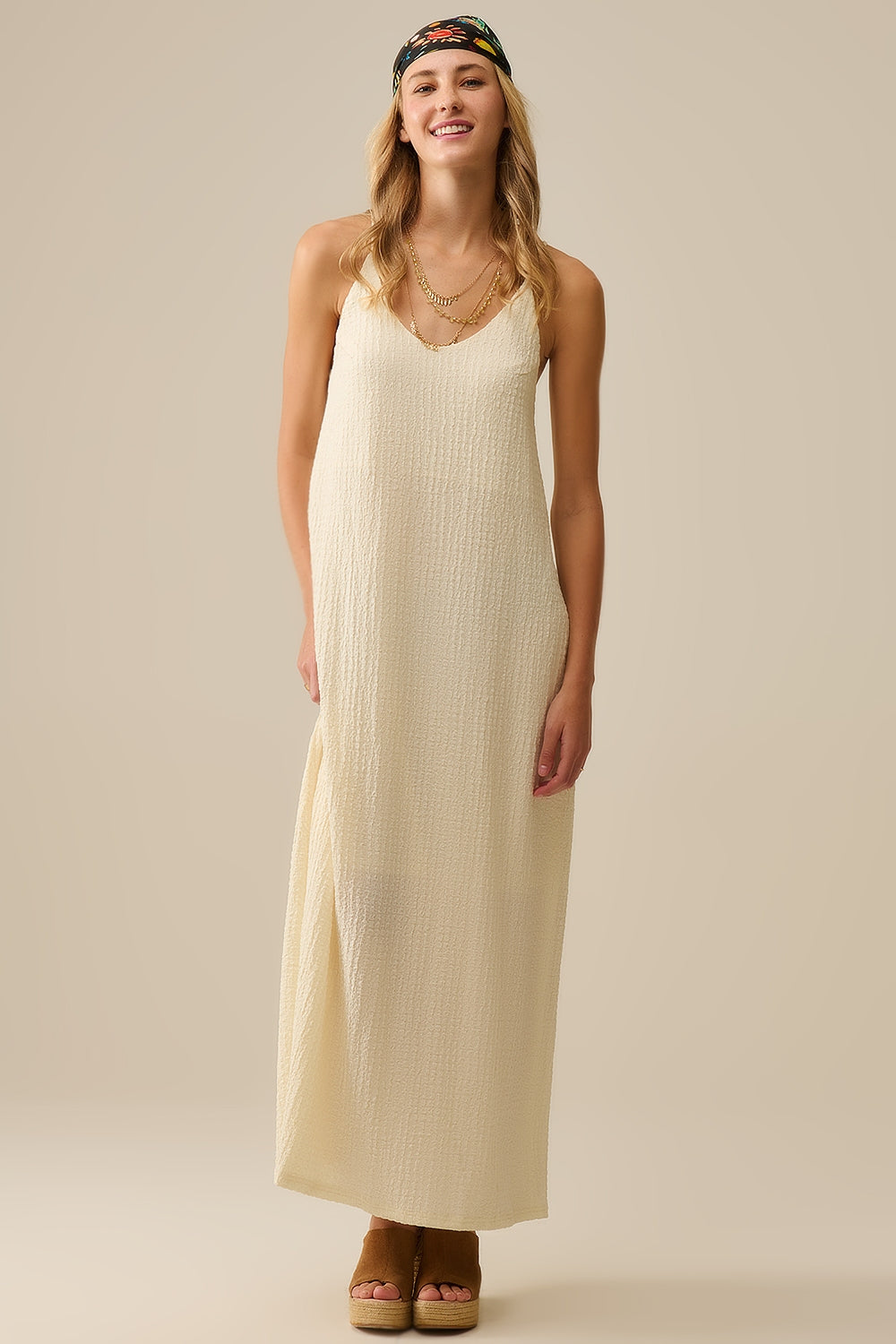 Robe longue à bretelles perlées dans le dos crème