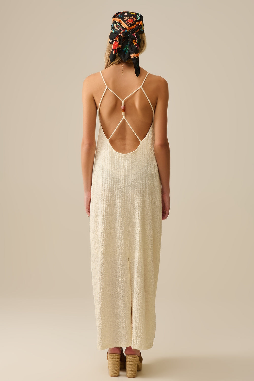 Robe longue à bretelles perlées dans le dos crème