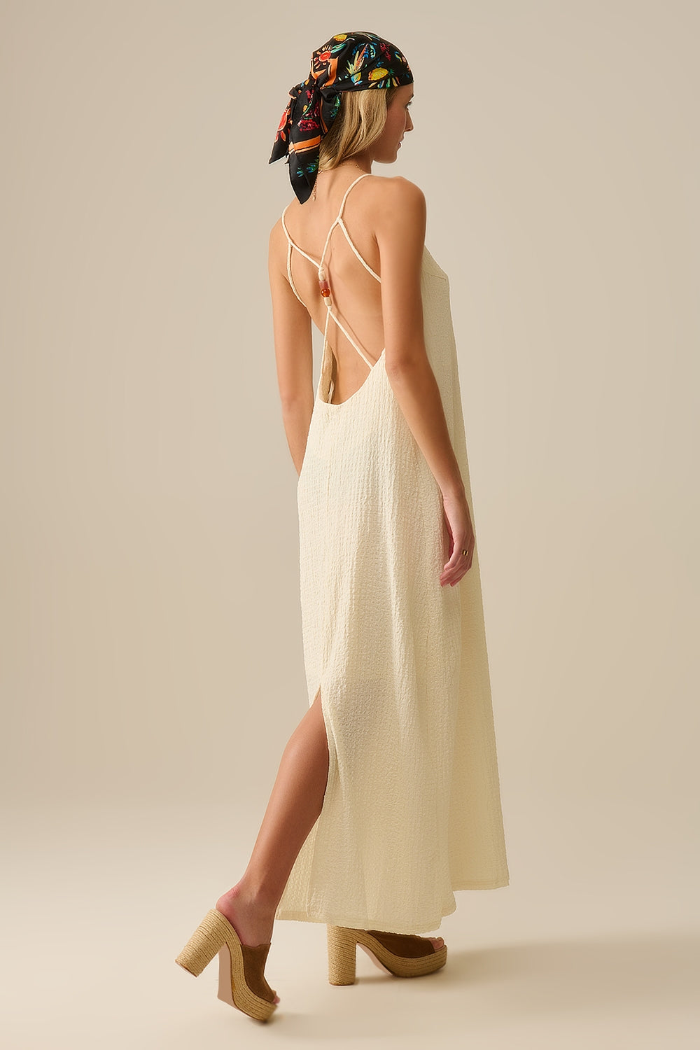 Robe longue à bretelles perlées dans le dos crème