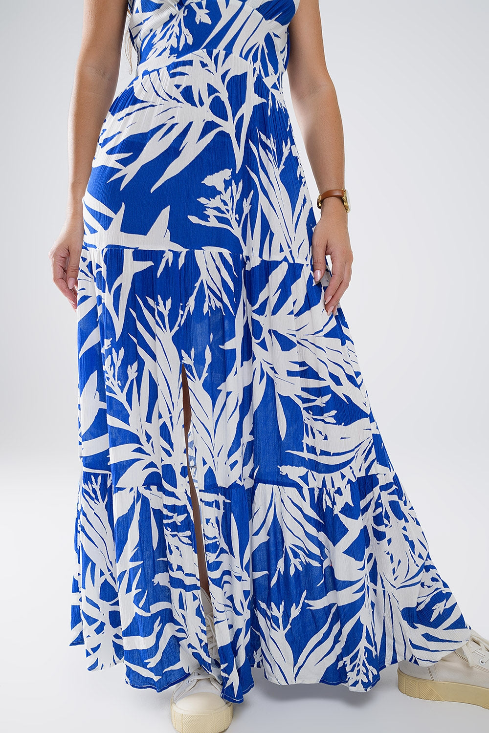 Robe longue à encolure en V et fendue imprimé tropical en bleu
