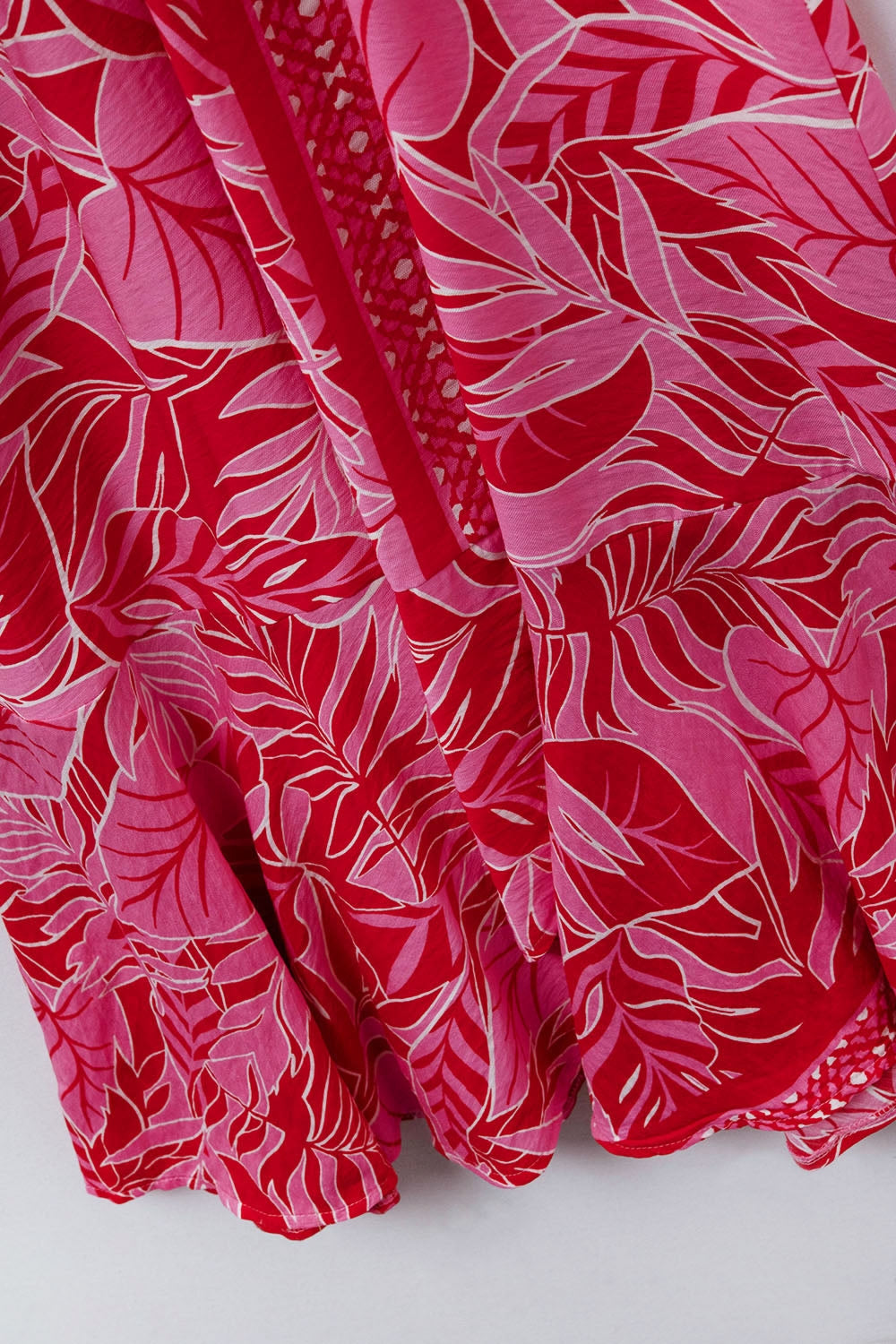 Robe longue à motifs tropicaux avec ceinture en fuchsia