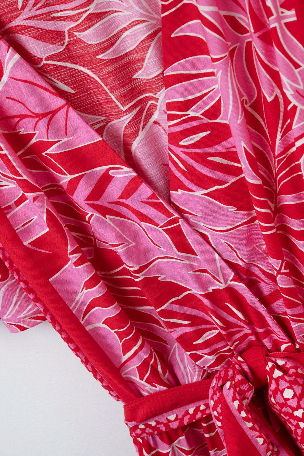 Robe longue à motifs tropicaux avec ceinture en fuchsia
