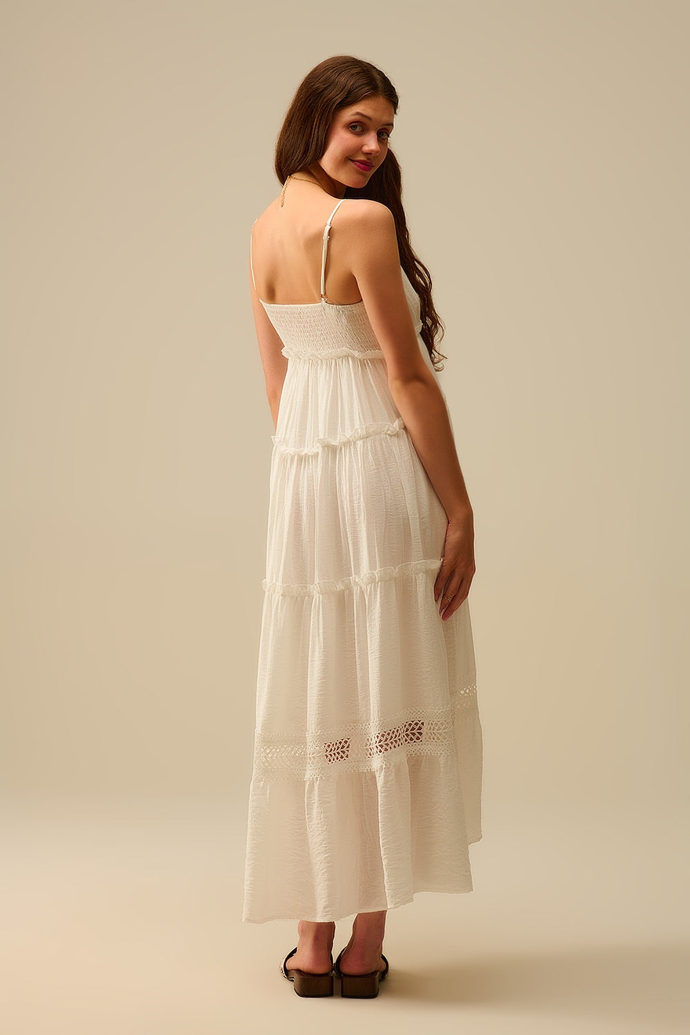 Robe longue à pinces avec empiècements en dentelle en blanc