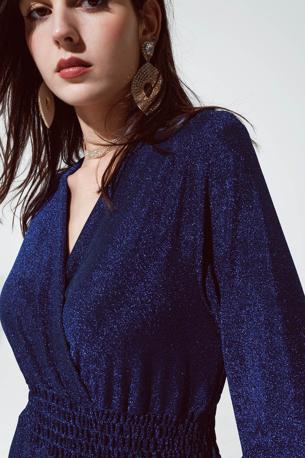 Robe longue ajustée à taille haute avec col en V bleue et brillante