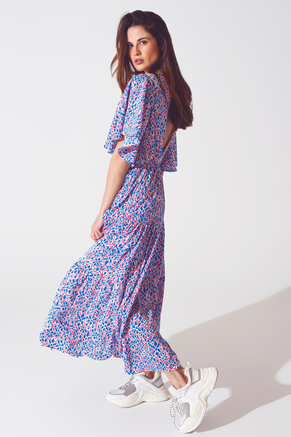 Robe longue avec dos ouvert et lien à nouer dans un imprimé violet