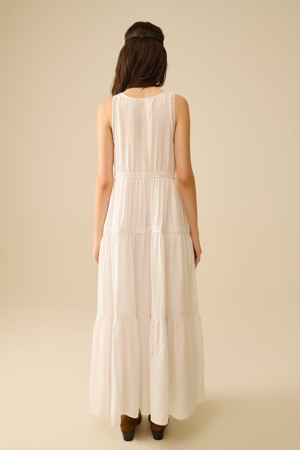 Robe longue blanche avec détails en dentelle et style boho