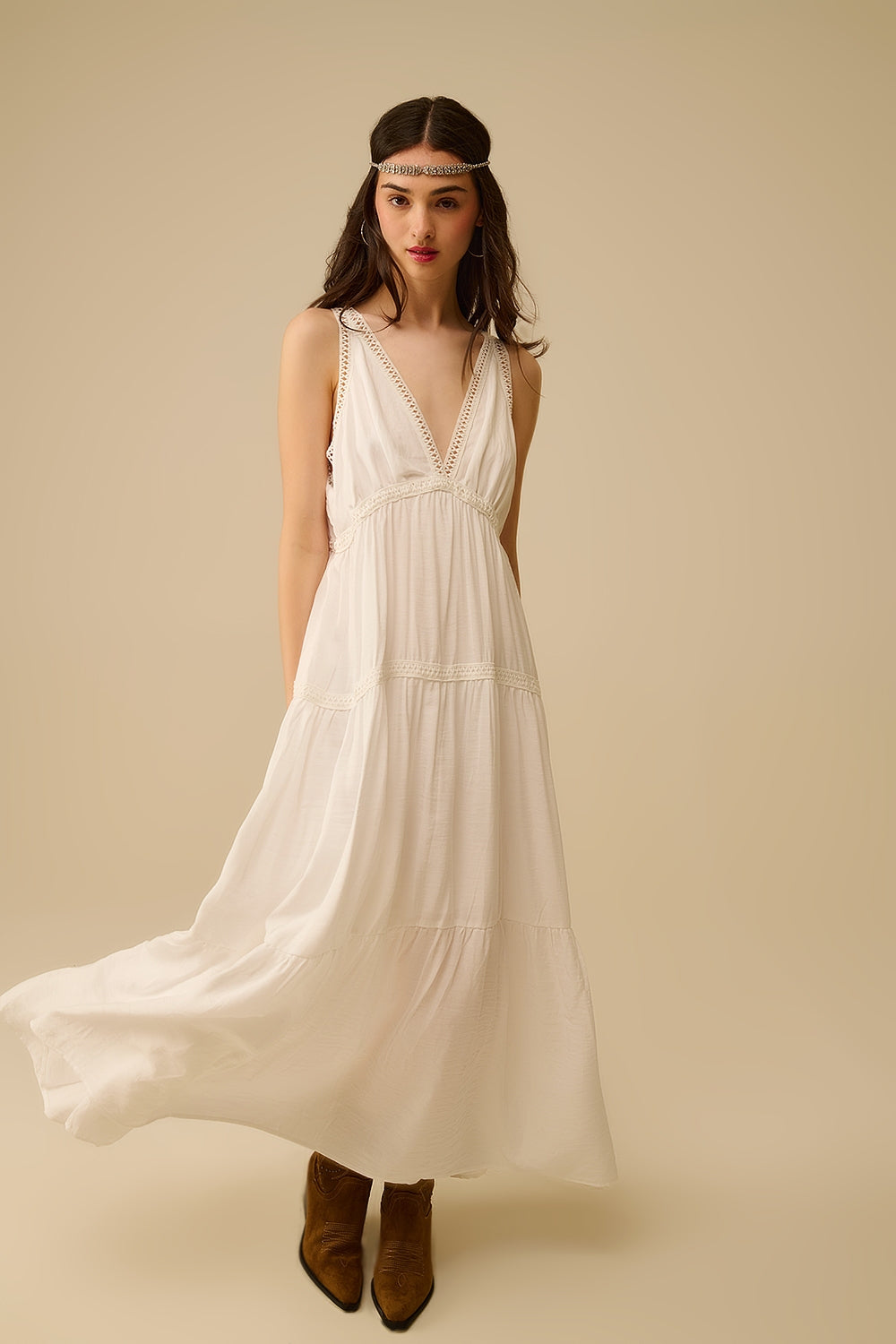 Robe longue blanche avec détails en dentelle et style boho