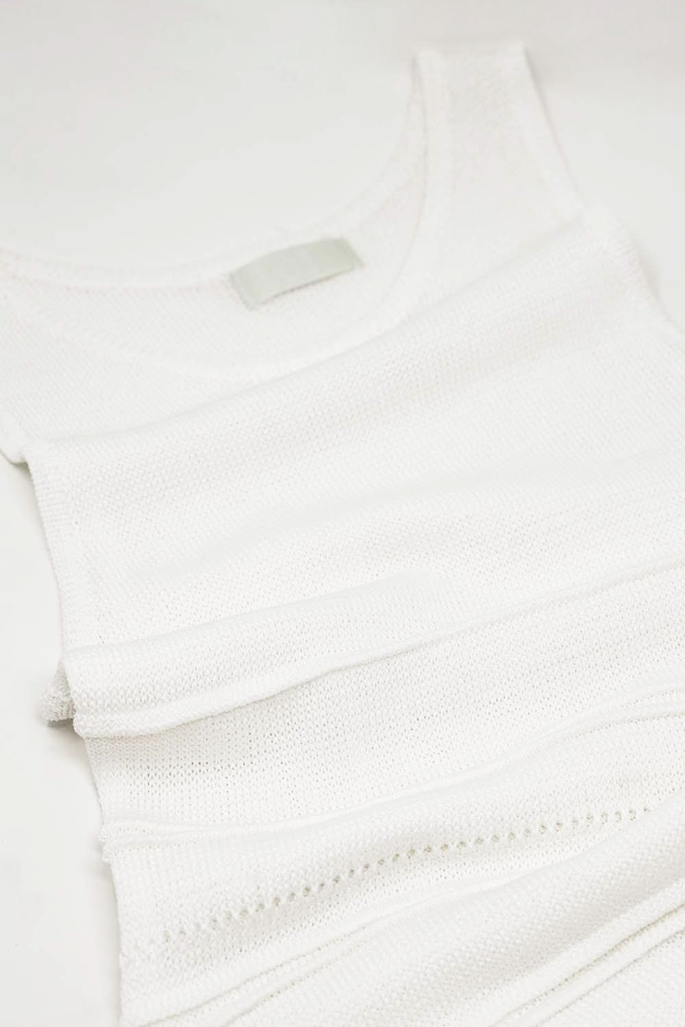 Robe longue blanche en tricot sans manches au crochet