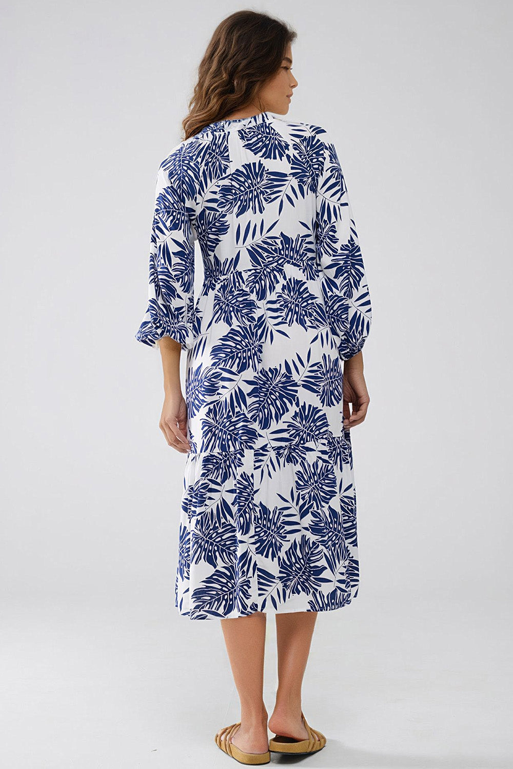 Robe longue boho à manches ballon et imprimé feuilles en bleu foncé et blanc