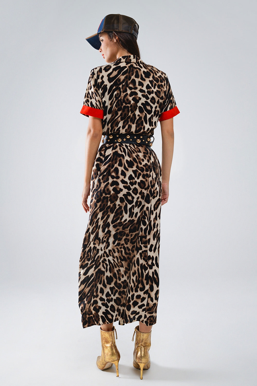 Robe longue boutonnée en léopard avec détails rouges
