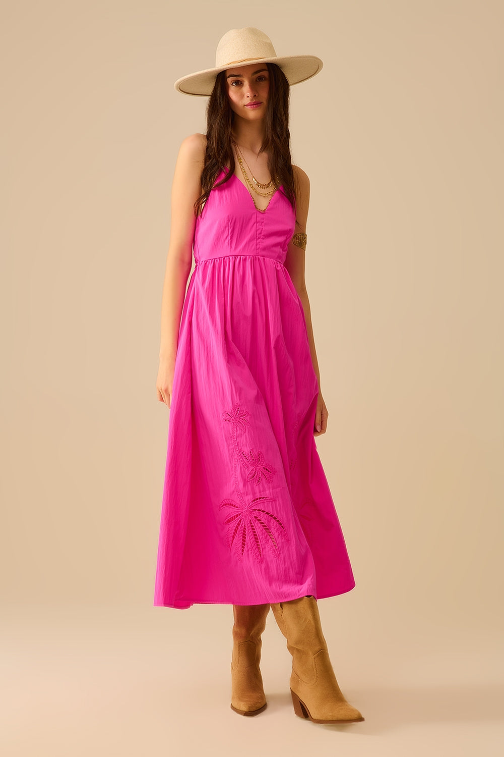 Robe longue en fucshia avec palmes brodées