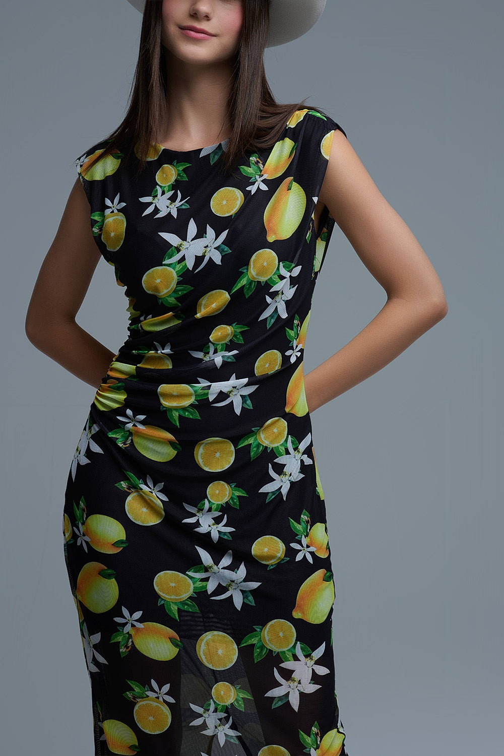 Robe longue en tulle noir avec volant sur le côté en imprimé jaune citron