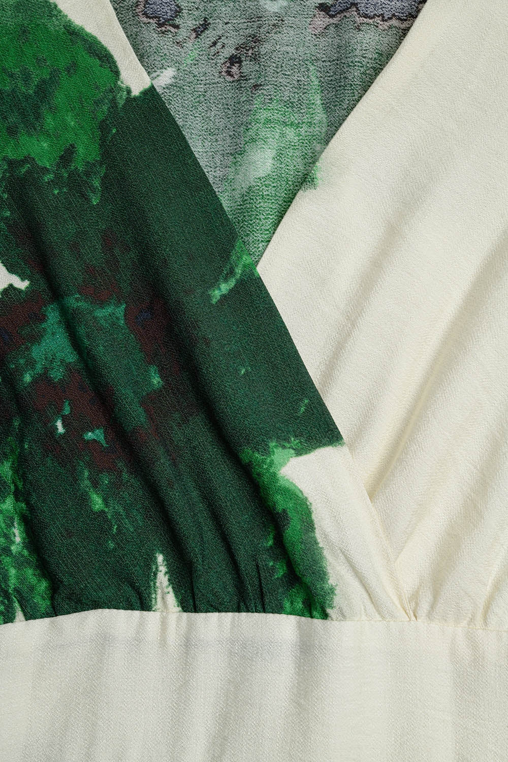 Robe longue enveloppante beige à imprimé floral tropical vert et manches longues