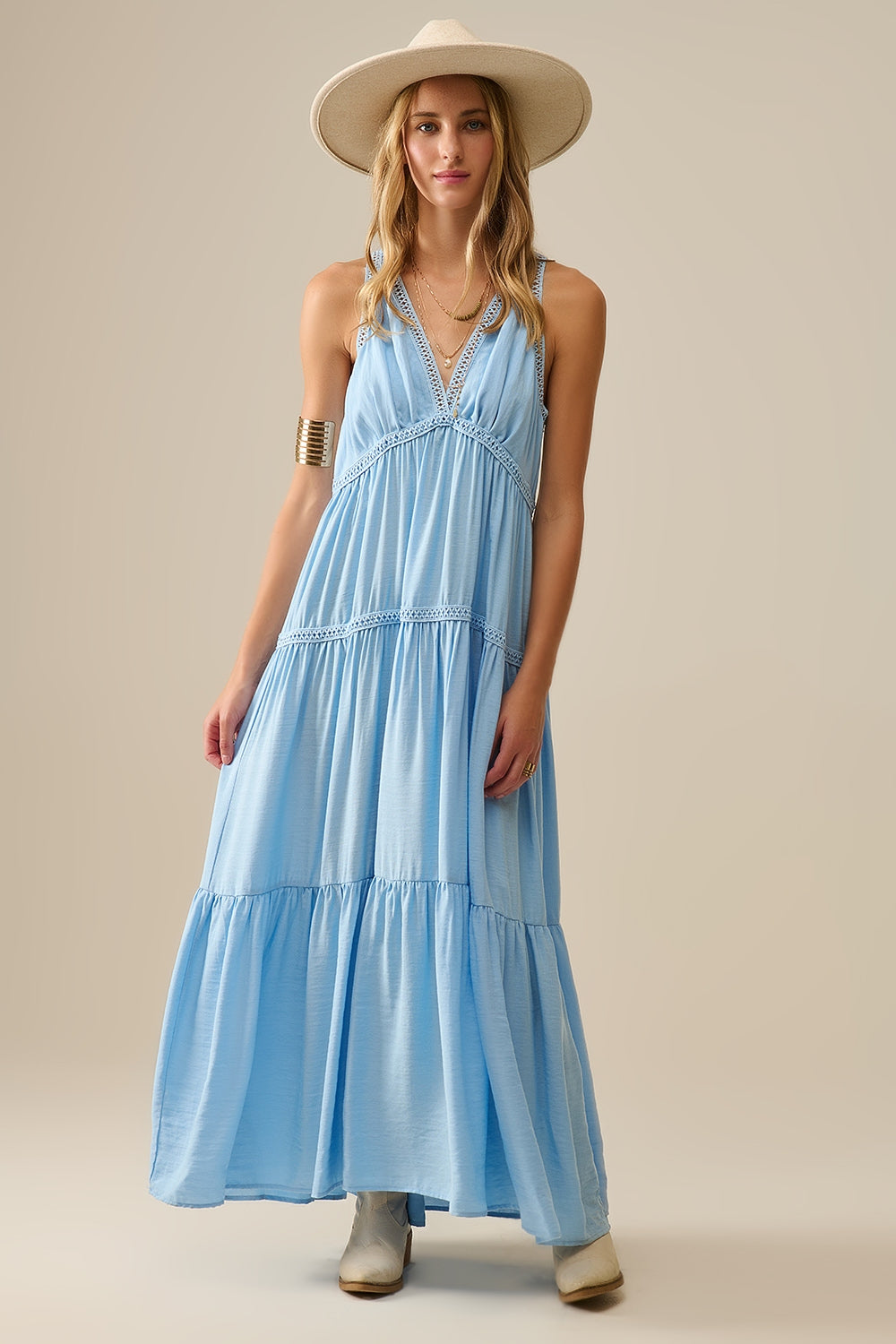 Robe longue fluide avec empiècements en dentelle en bleu clair