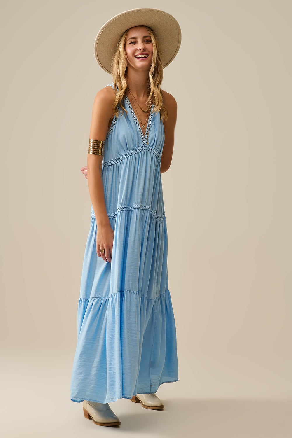 Robe longue fluide avec empiècements en dentelle en bleu clair