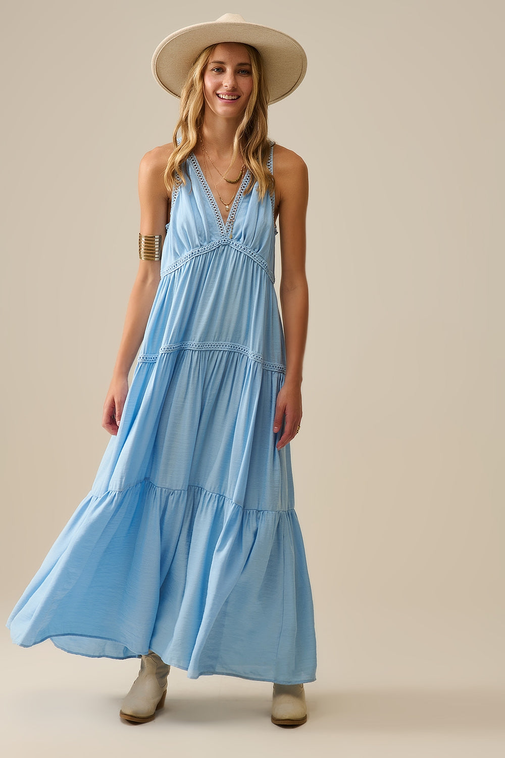 Robe longue fluide avec empiècements en dentelle en bleu clair