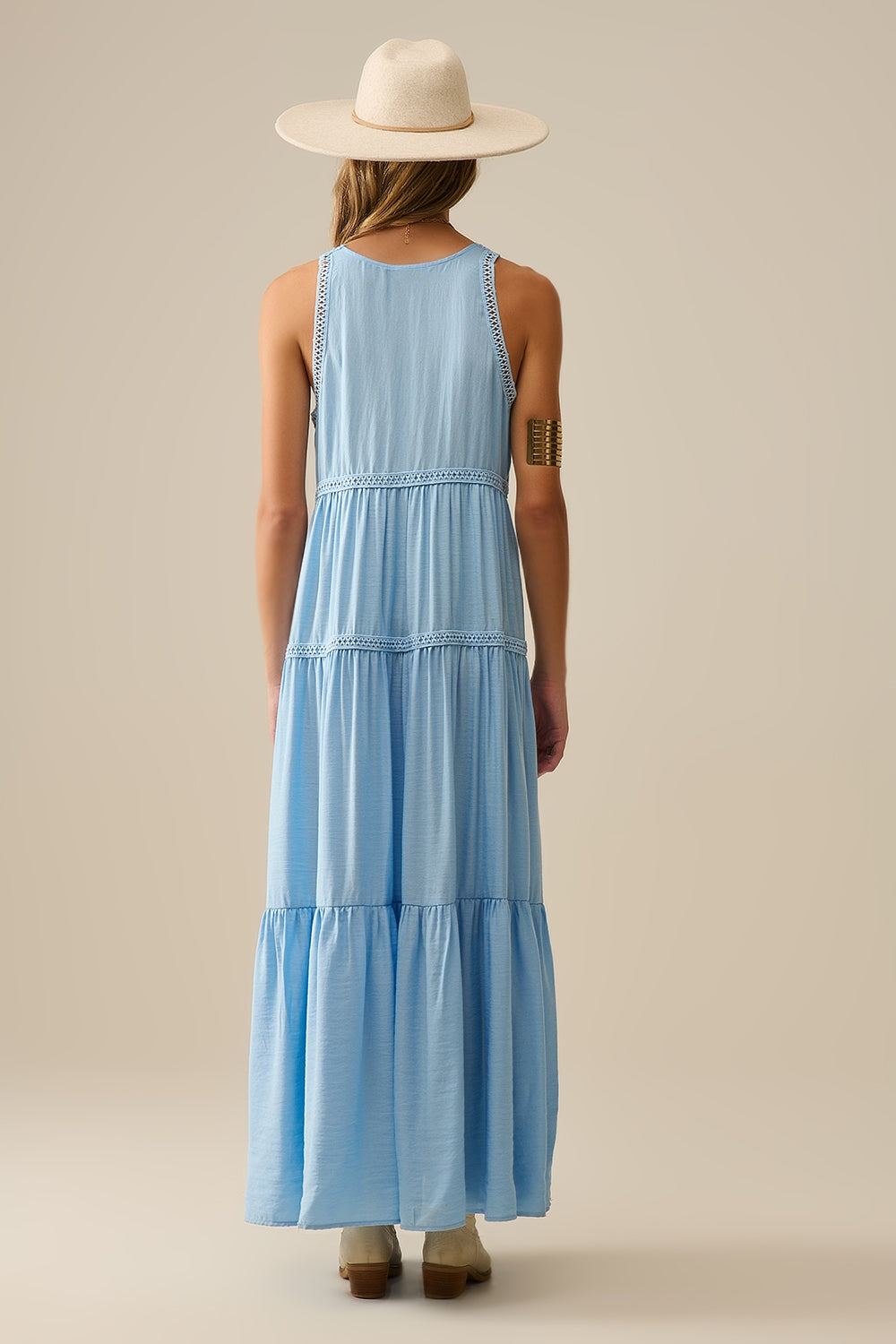 Robe longue fluide avec empiècements en dentelle en bleu clair