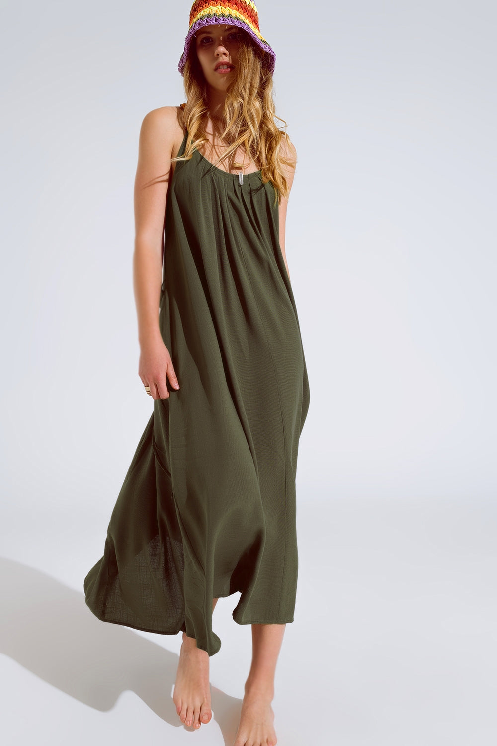 Robe longue fluide kaki à bretelles spaghetti et détails perlés