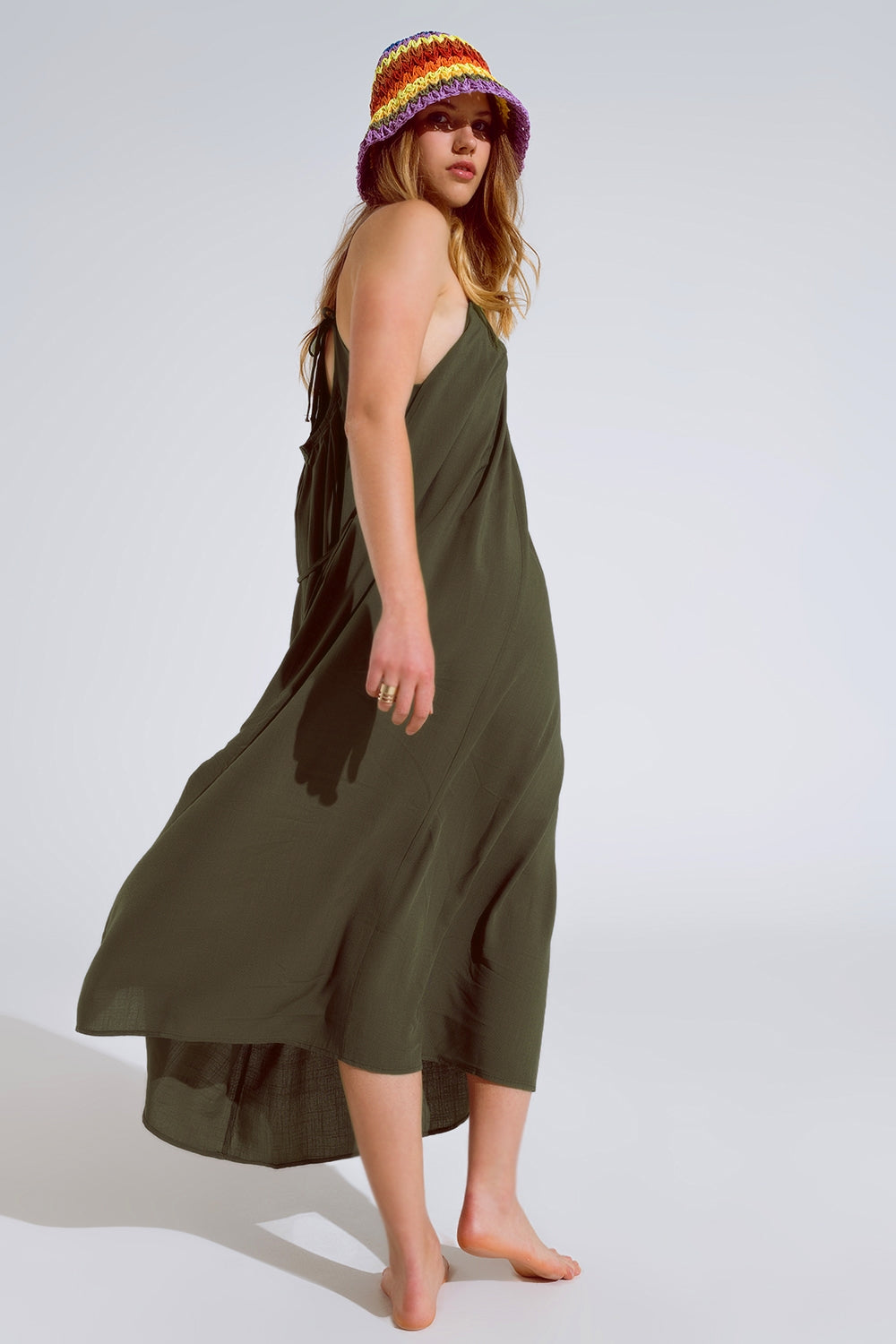 Robe longue fluide kaki à bretelles spaghetti et détails perlés