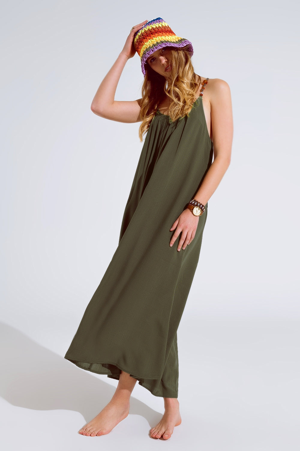 Robe longue fluide kaki à bretelles spaghetti et détails perlés