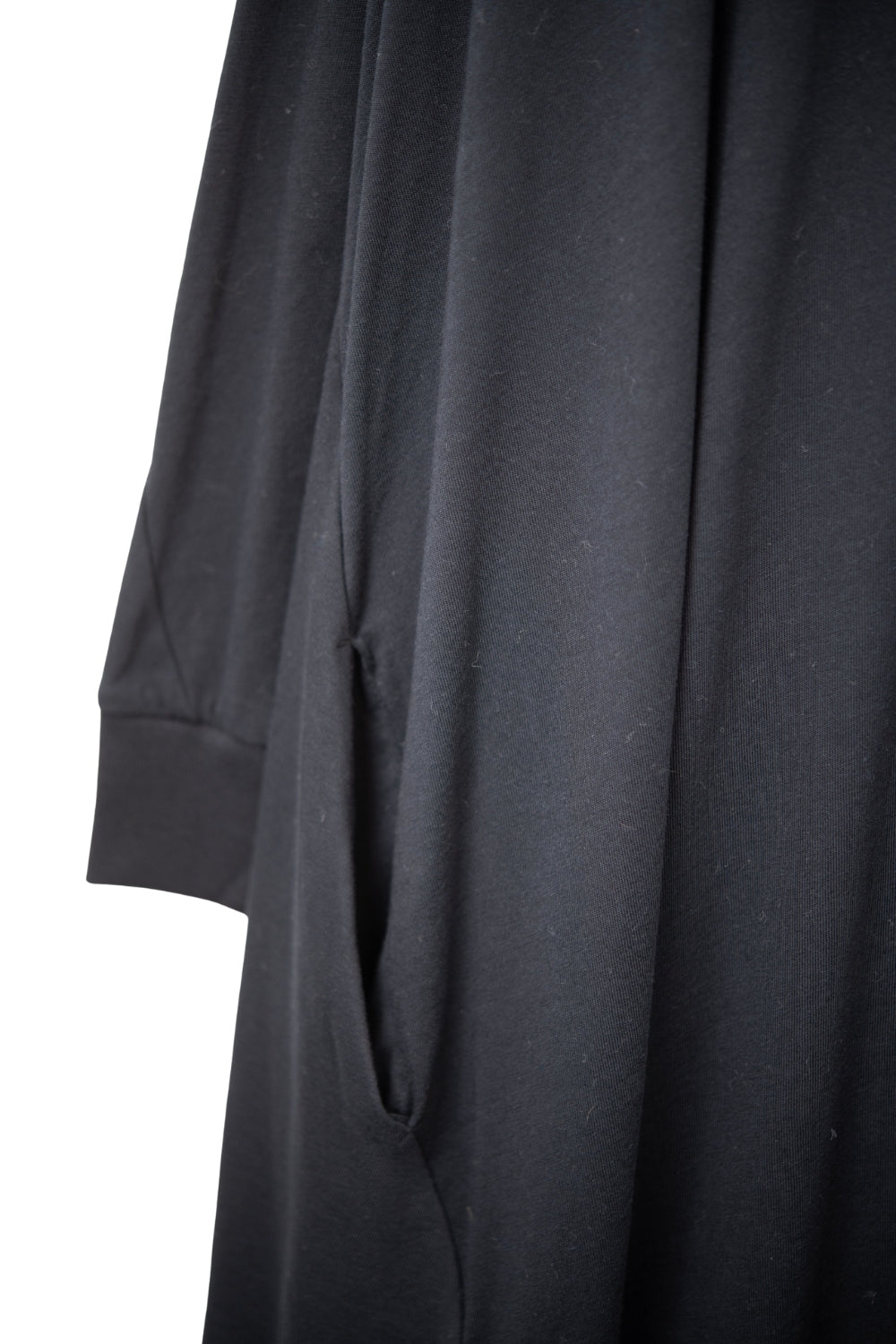 Robe longue noire à manches longues et ourlet asymétrique