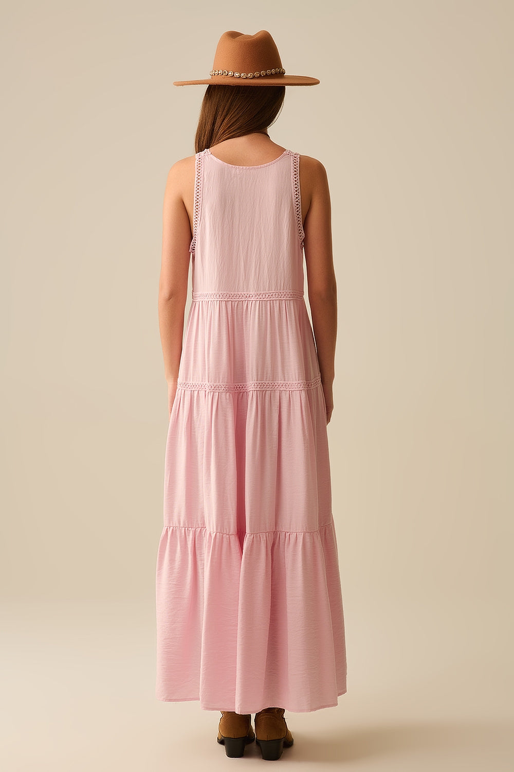 Robe longue rose avec détails en dentelle et style boho