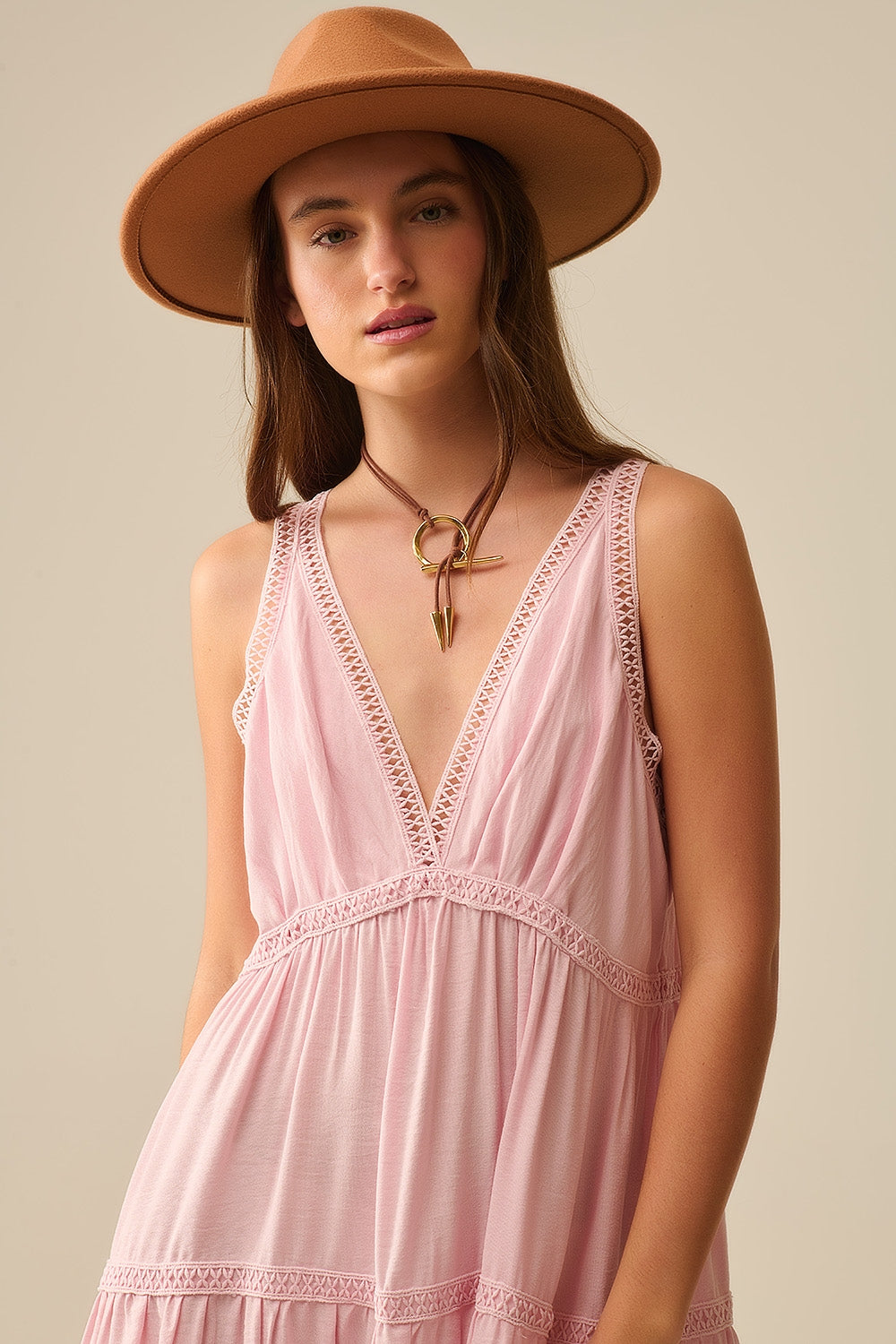 Robe longue rose avec détails en dentelle et style boho