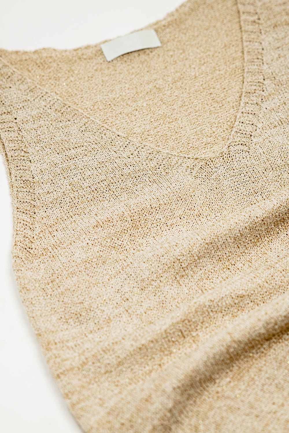 Robe longue sans manches beige avec fente sur le côté