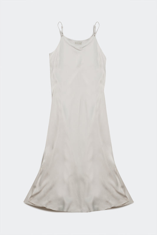 Q2 Robe longue satinée à col bénitier et fines bretelles creme