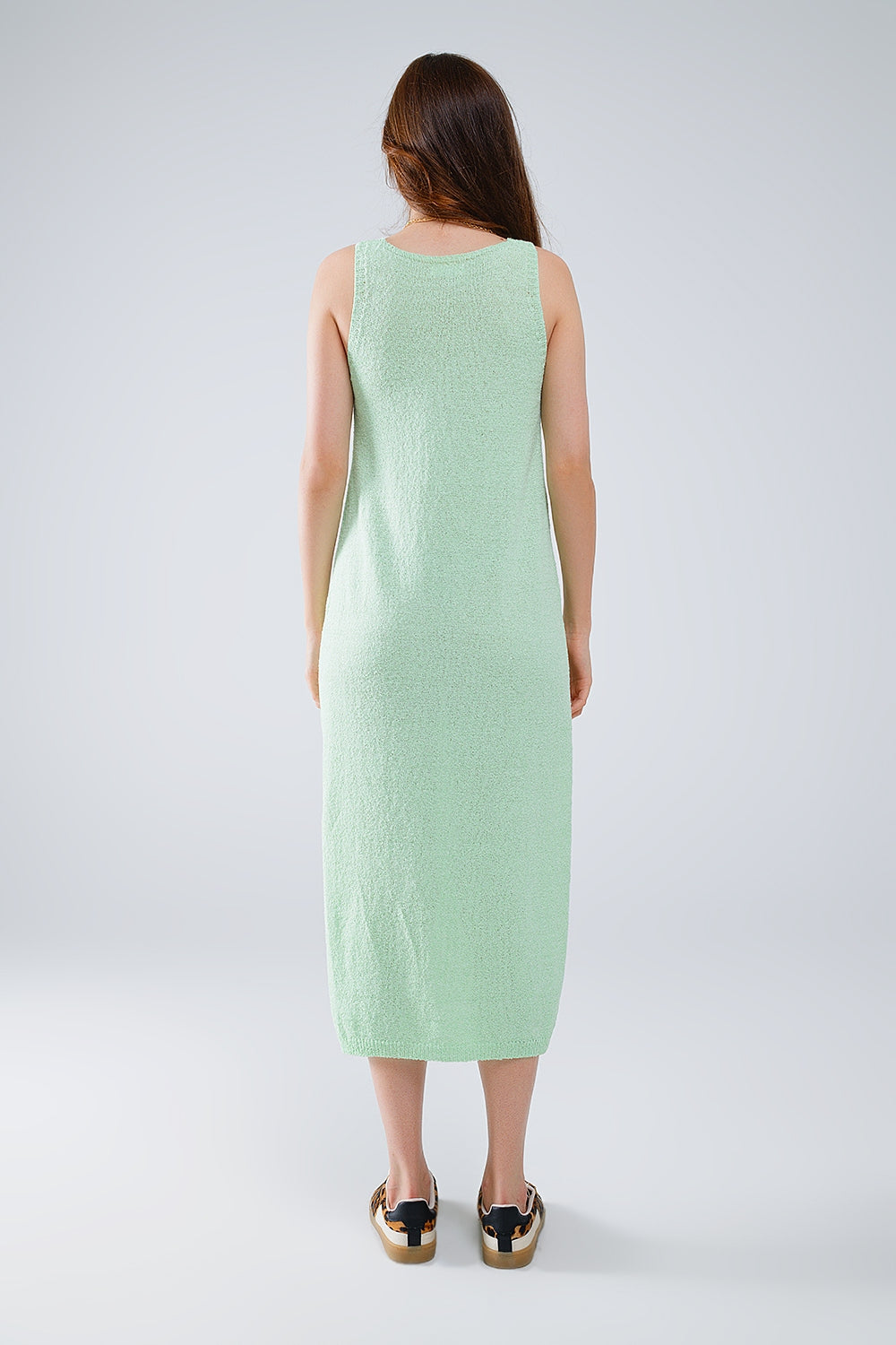 Robe longue verte sans manches avec fente sur le côté