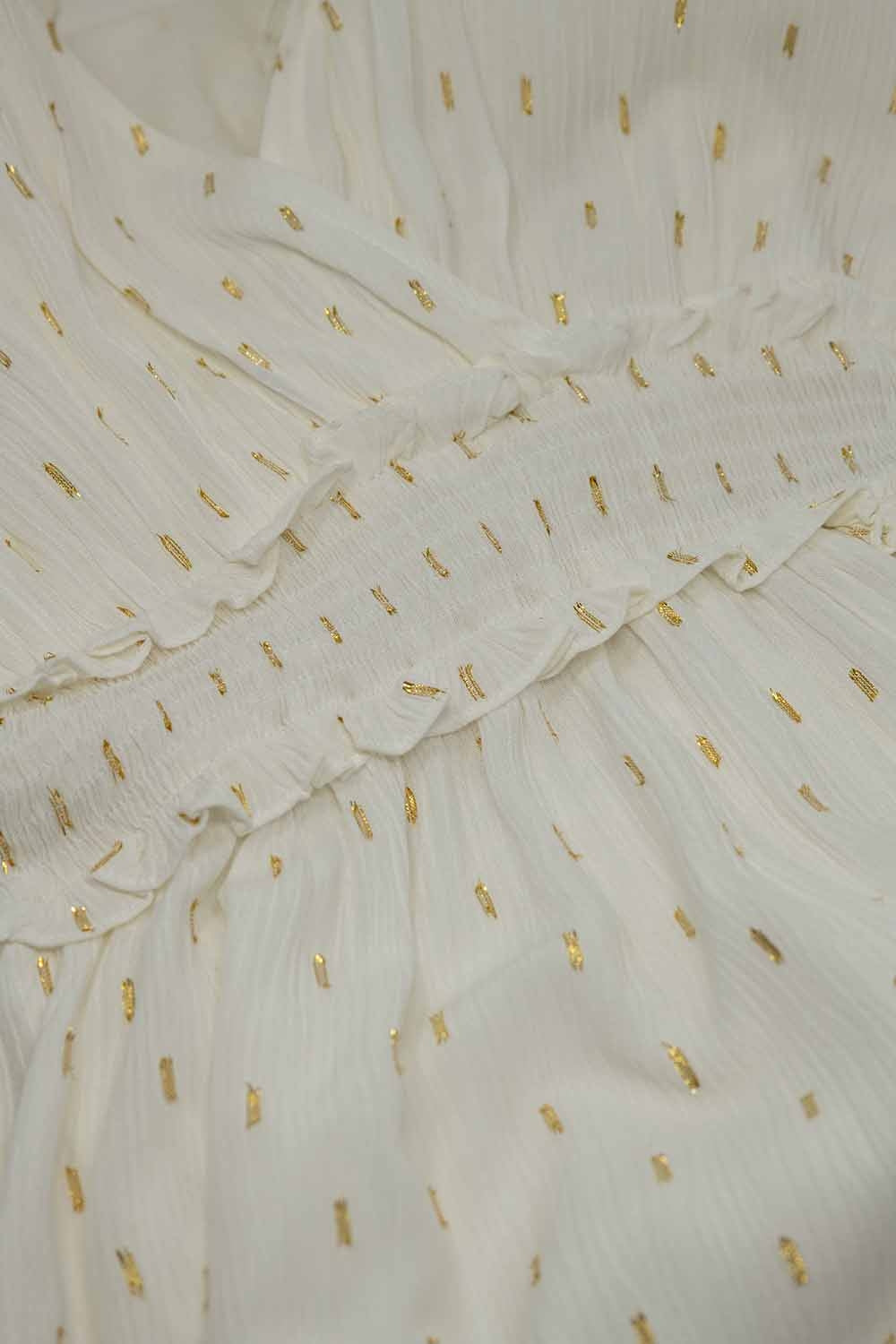 Robe mi-longue blanche enveloppée avec détails smockés à la taille et pois dorés