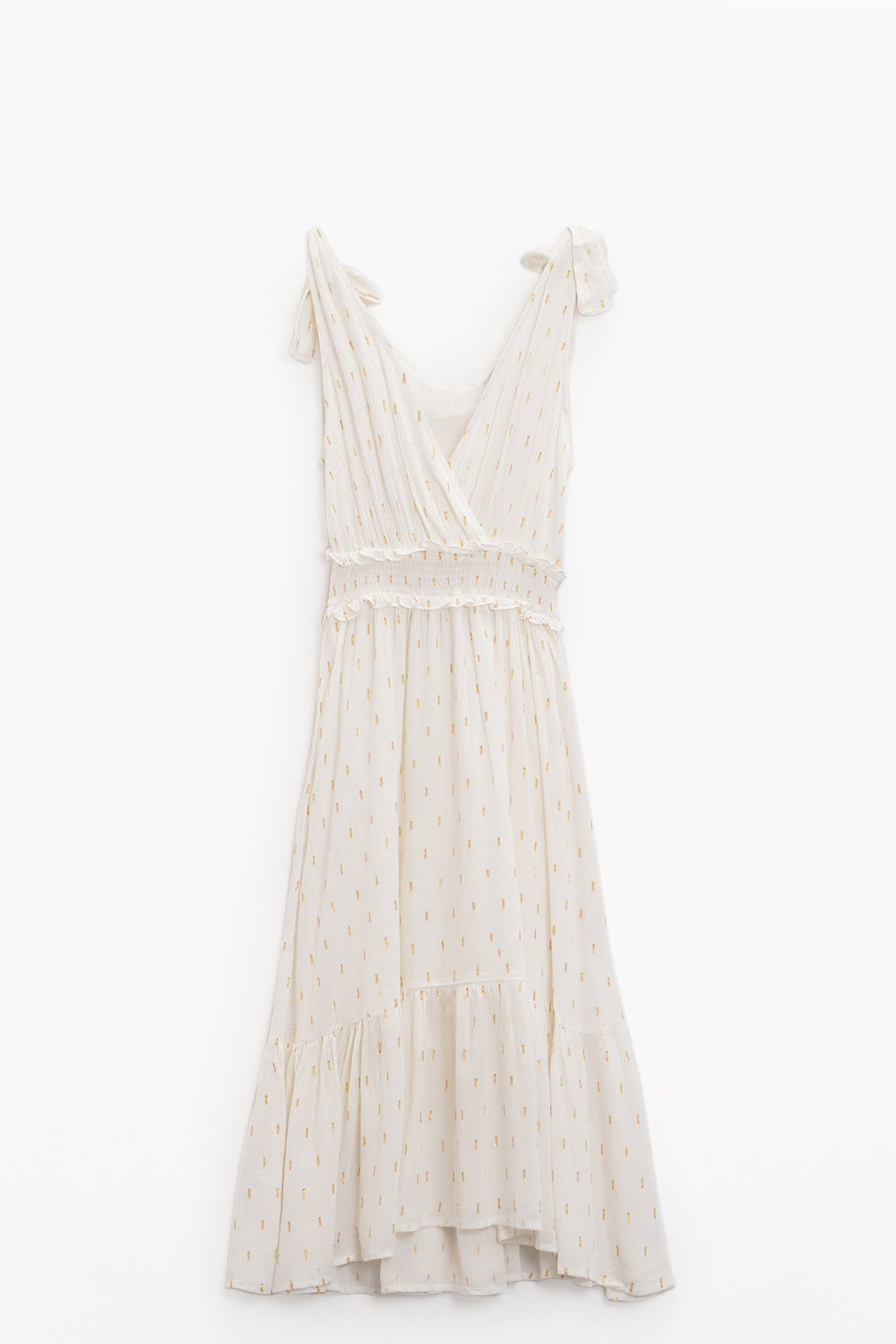 Robe mi-longue blanche enveloppée avec détails smockés à la taille et pois dorés