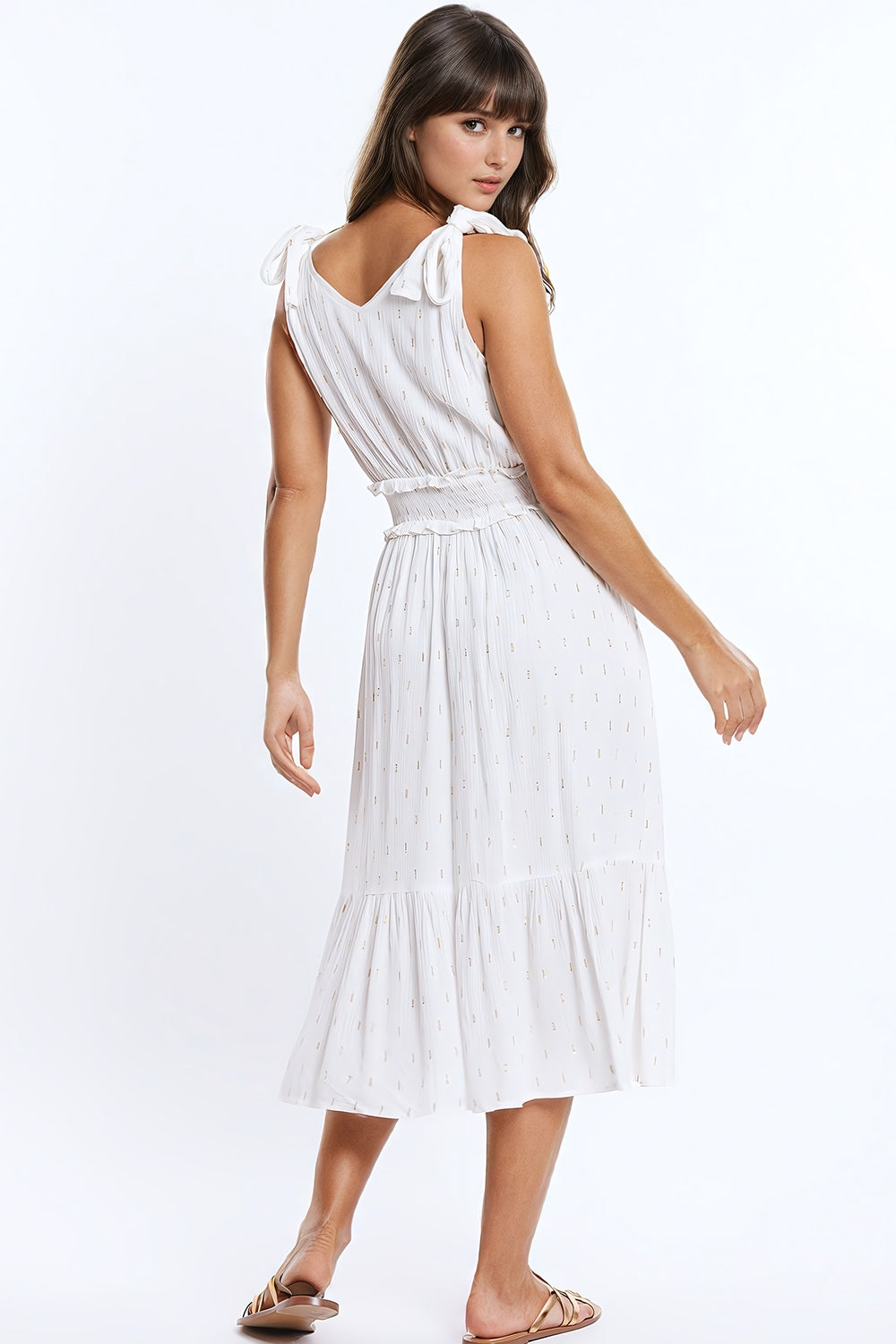 Robe mi-longue blanche enveloppée avec détails smockés à la taille et pois dorés