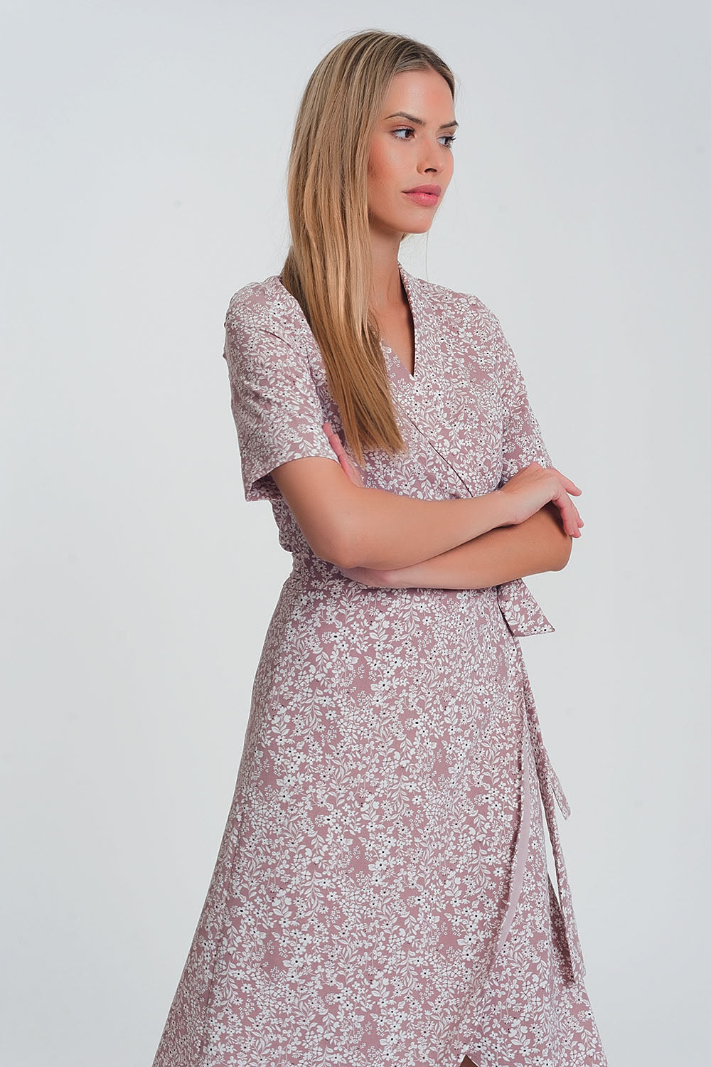Robe mi-longue cache-cœur à fleurs rose
