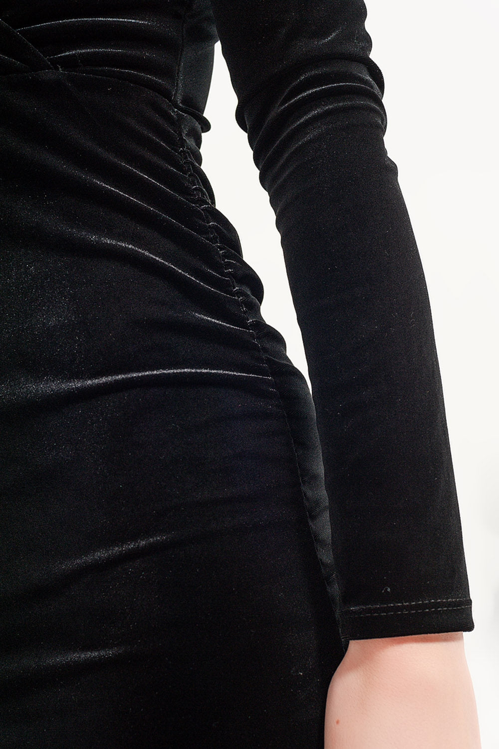 Robe mi longue en velours noire avec manches longues