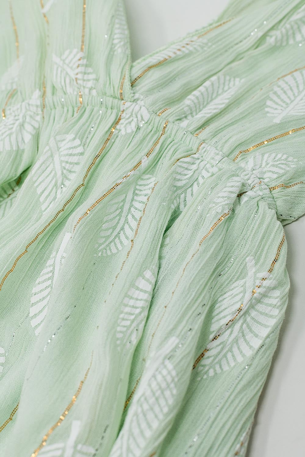 Robe midi dos nu en imprimé feuilles de menthe avec détails en Lurex