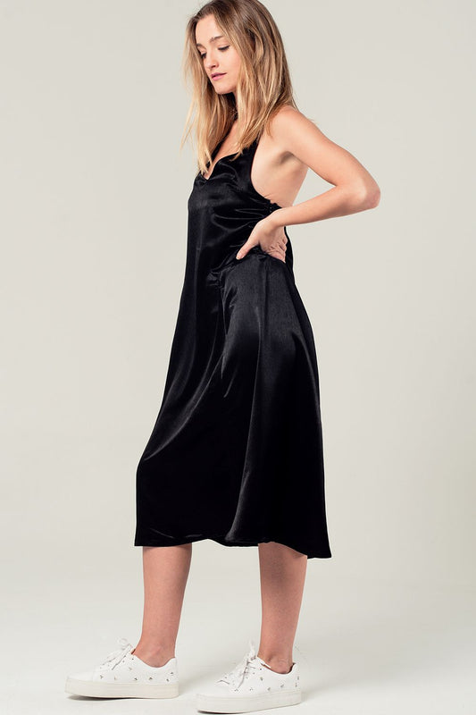 Q2 Robe midi en satin noir avec détails dans le dos