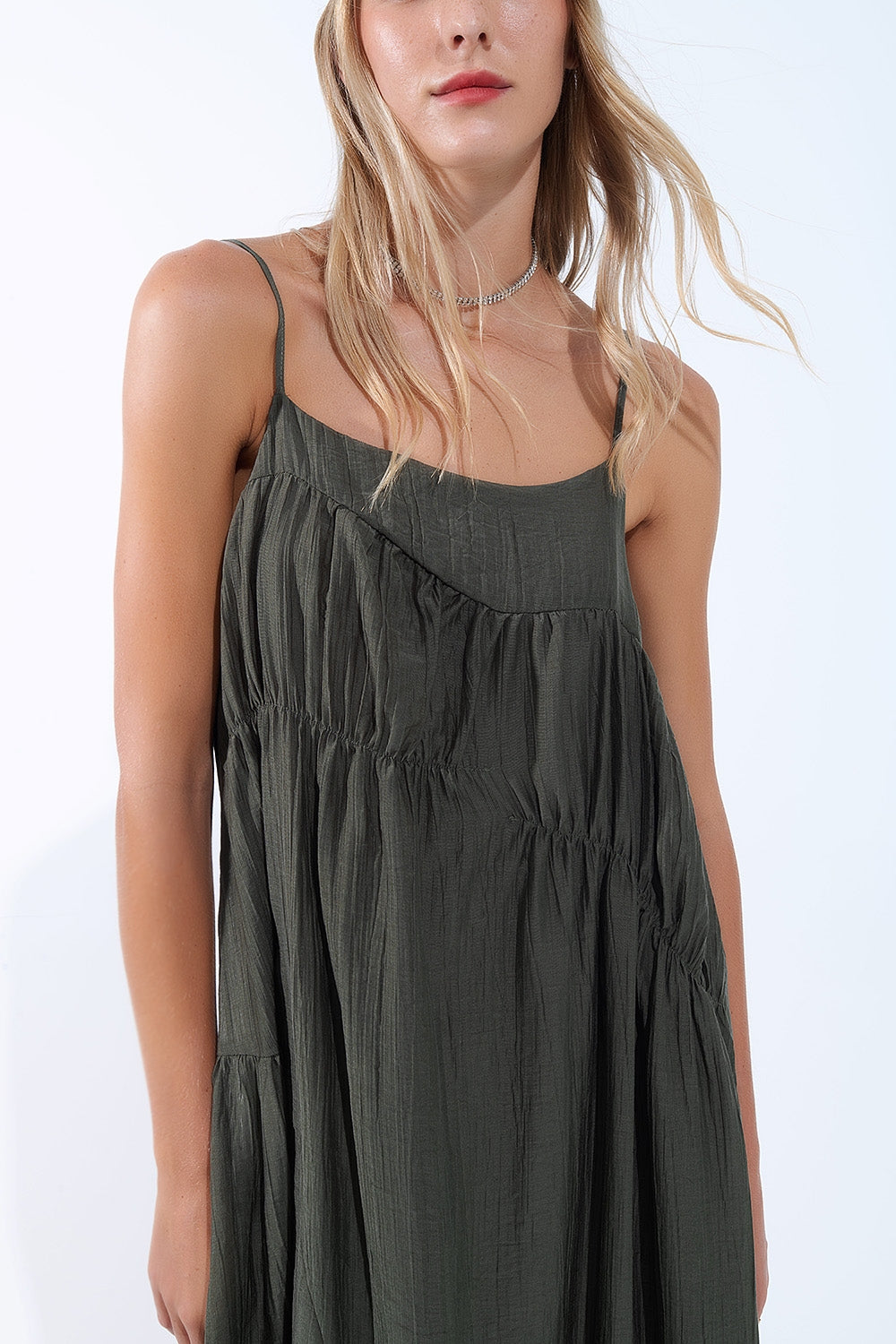 Robe midi kaki à fines bretelles et détails froissés