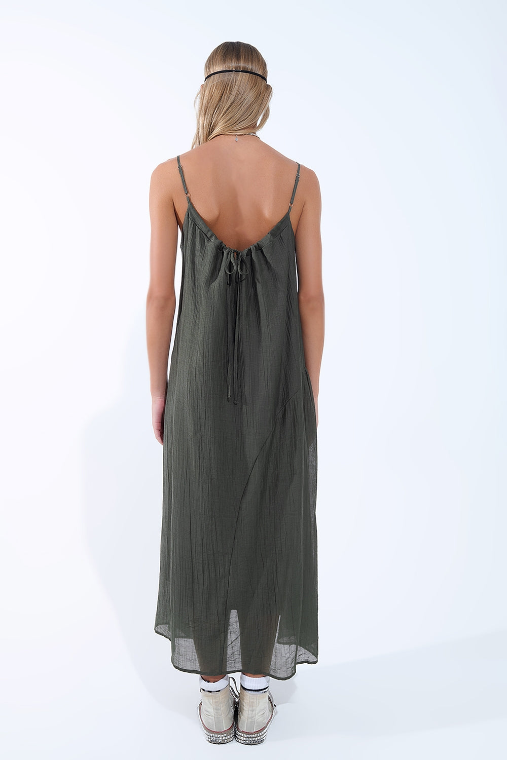 Robe midi kaki à fines bretelles et détails froissés