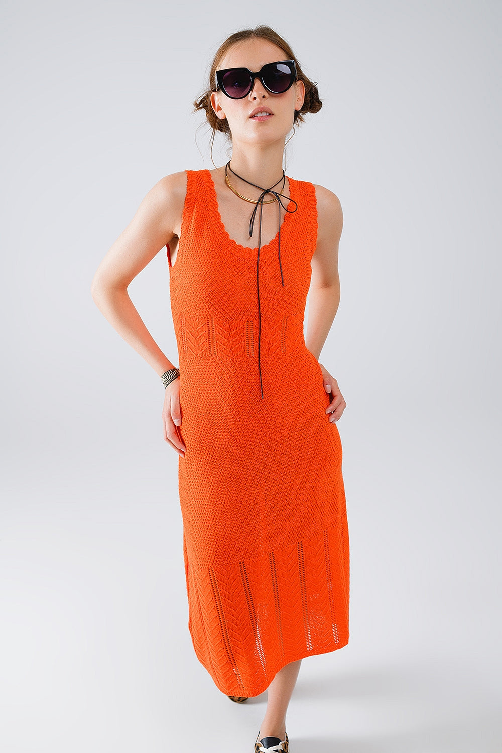 Q2 Robe midi sans manches en maille orange à col rond