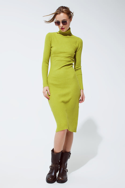 Q2 Robe MIDI verte avec col roulé.