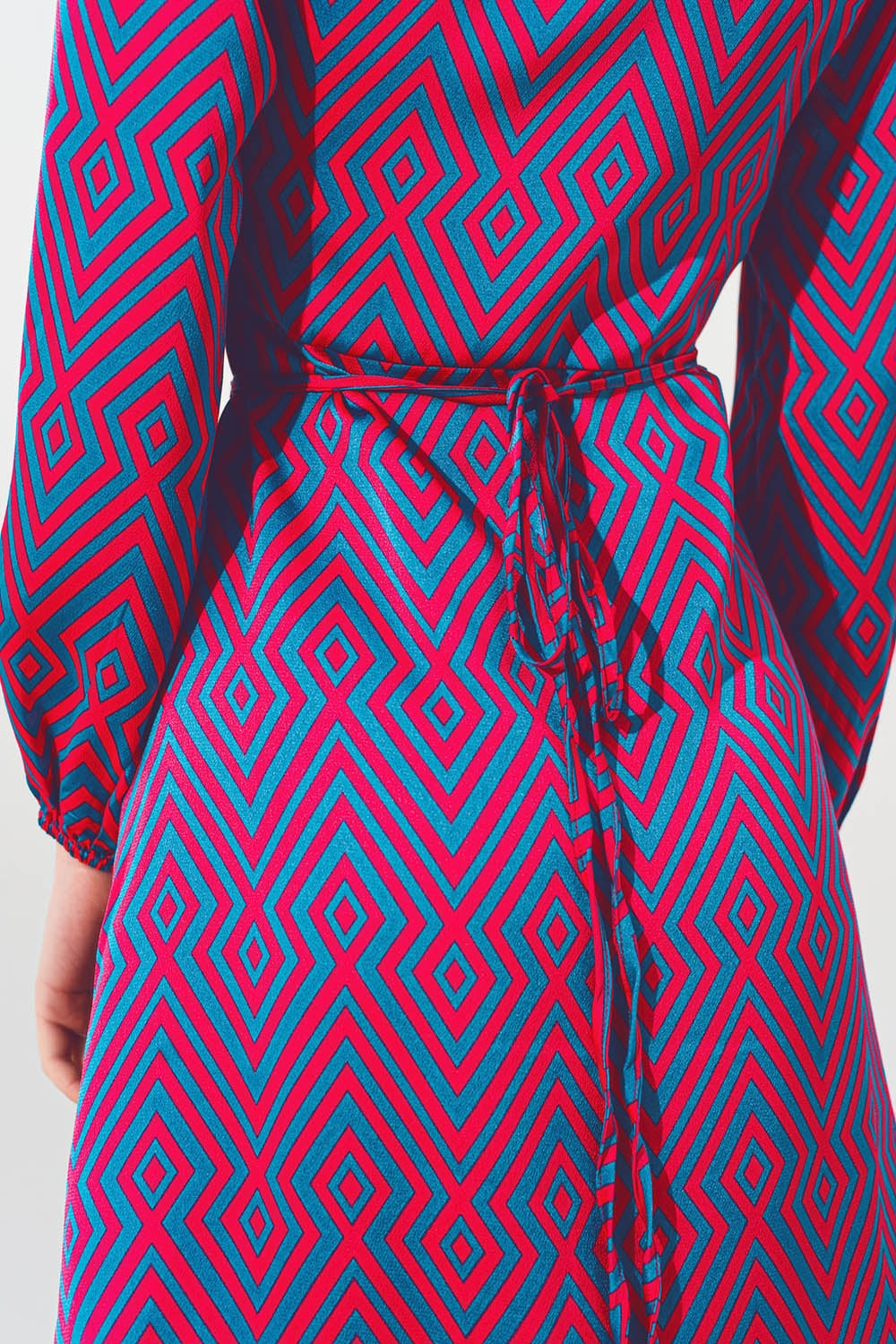 Robe mini enveloppante à col en V et imprimé géométrique