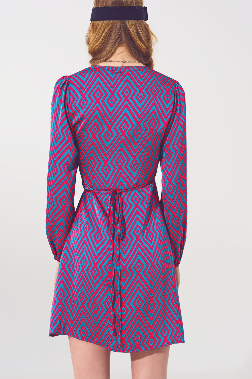 Robe mini enveloppante à col en V et imprimé géométrique