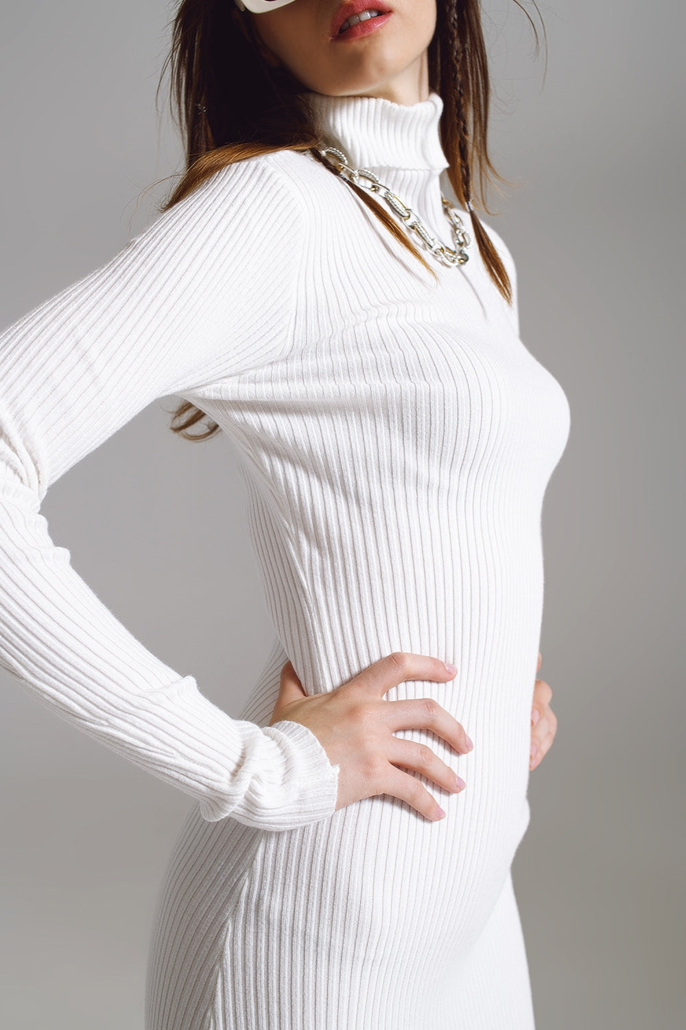 Robe moulante mi-longue en maille avec col roulé en blanc