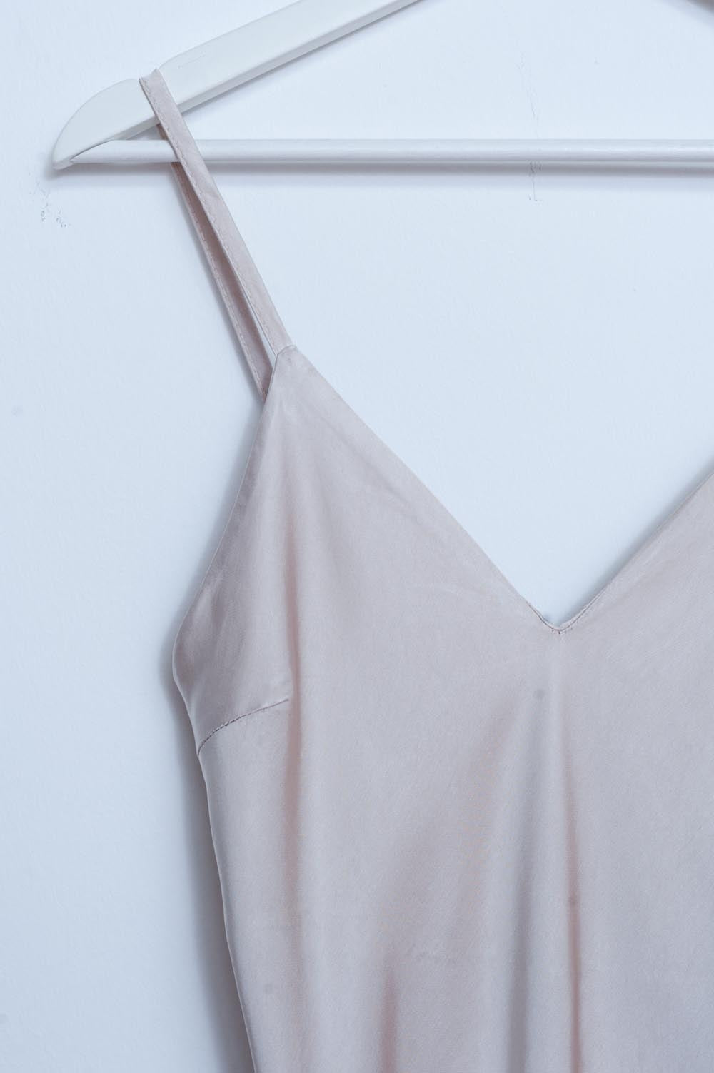 Robe nuisette courte en satin beige